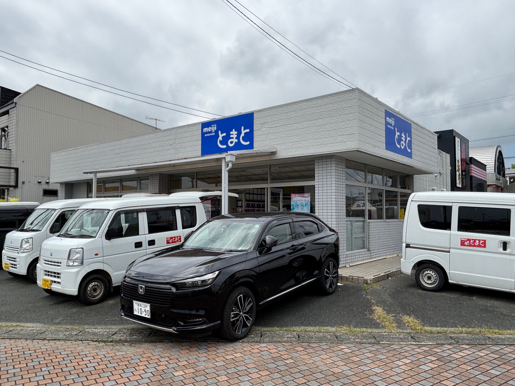 主要道路沿いの交差点の角にあり目立ちます！知名度も高いです！